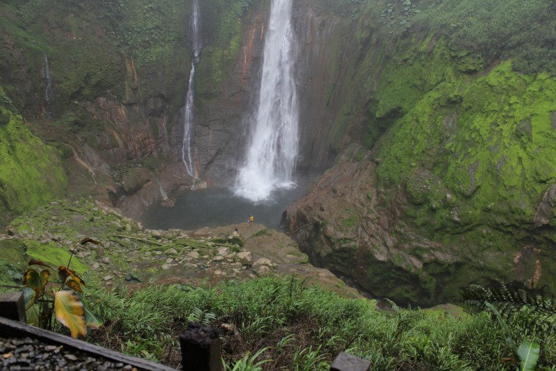 Catarata del Toro Waterfall
Click on picture to enlarge try to find Nate, Nick and Suzanne
