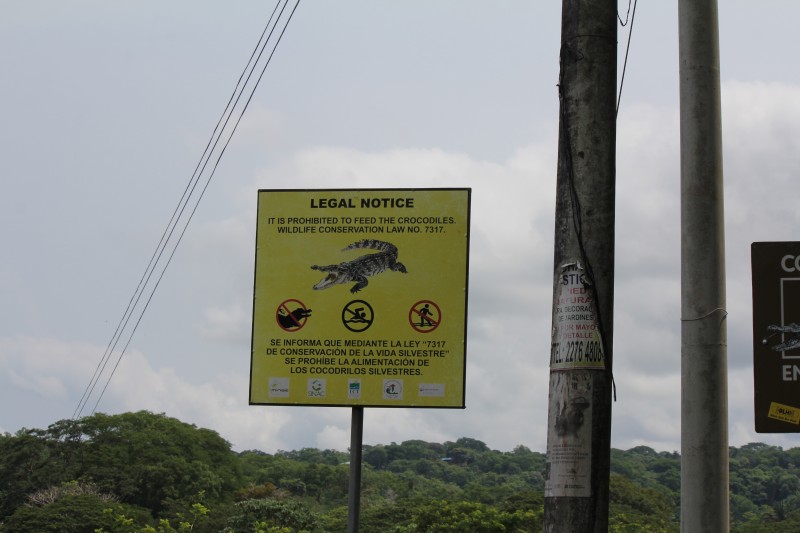 Sign before 'Croc Bridge' on the Tarcoles River
