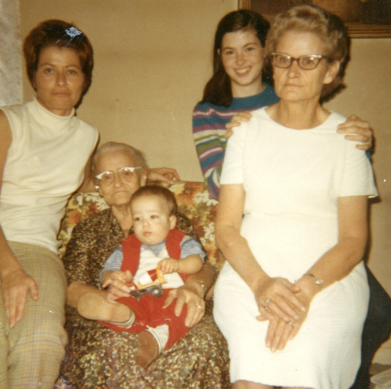 Elza Tudor, Jessie Woosley, John Bowman, Eddie Lou, Pauline Phillips, 
