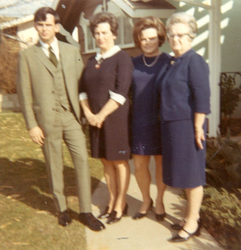 Daune R. Mizell, Sue Mizell, Kathy Mizell, Elza Mizell
Jan 1970
