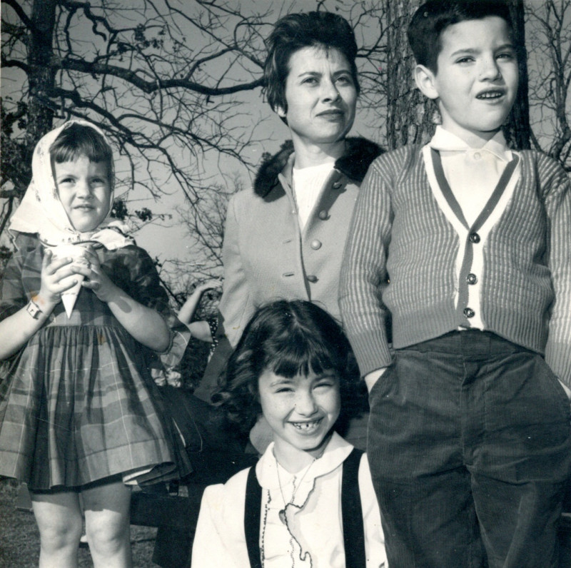 Elza Tudor and children Elizabeth, Eddie Lou, Charlie
